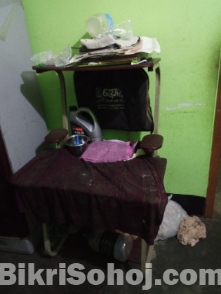 একটি কম্পিউটার এবং পড়ার টেবিল